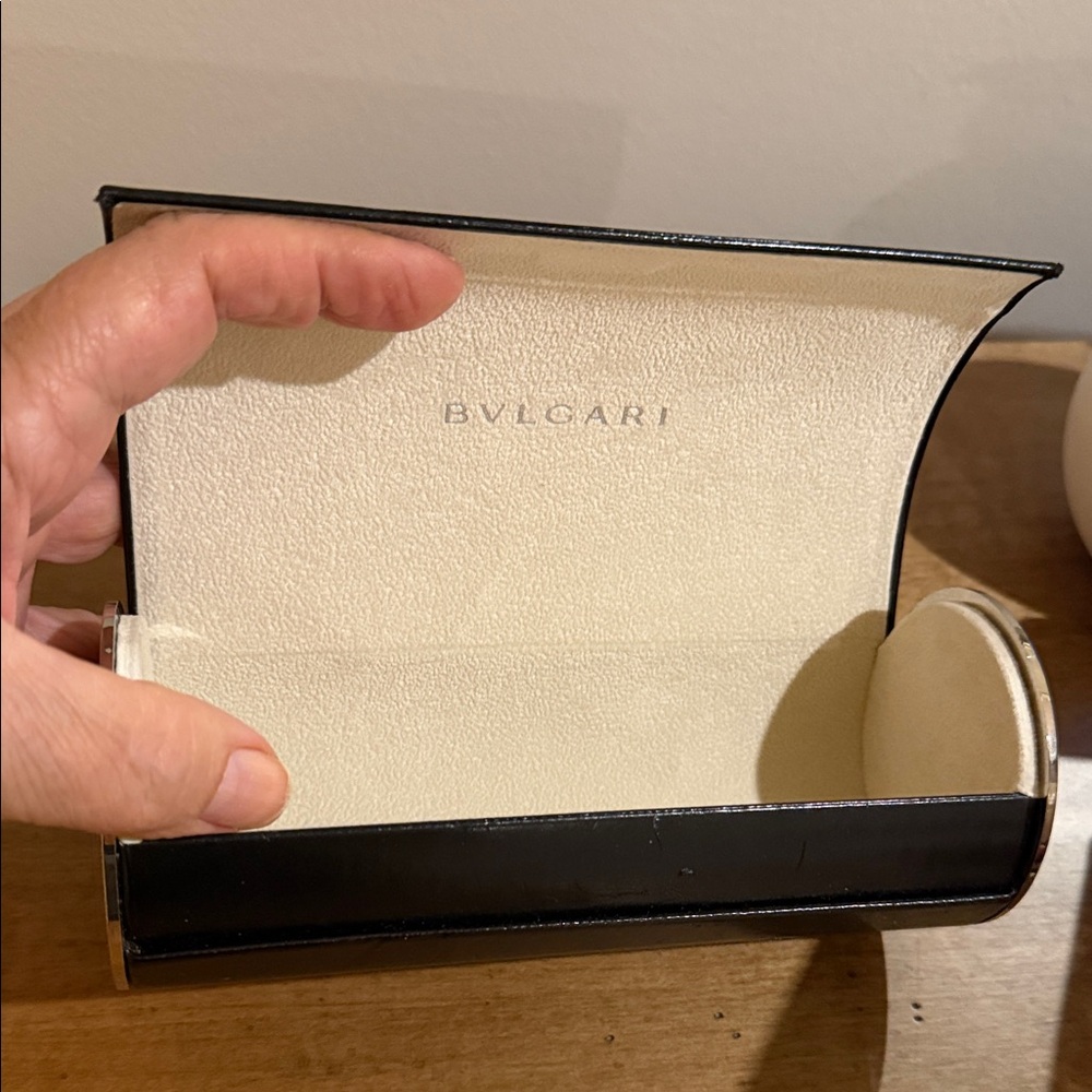 Sleek Black Cylinder Glasses Case